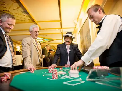 Stół do zabawy w Black Jack’a z obsługą krupiera - Organizacja imprez hotelowych, wynajem atrakcji hotelowych