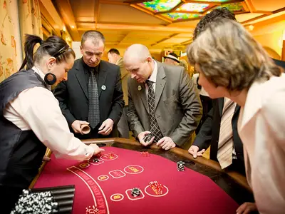 Stół do zabawy w Kości z obsługą krupiera - Organizacja imprez hotelowych, wynajem atrakcji hotelowych