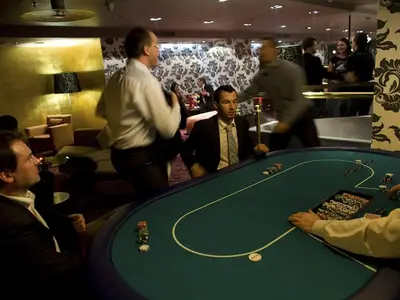 Stół do zabawy w Pokera Texas Hold’em - Organizacja imprez hotelowych, wynajem atrakcji hotelowych