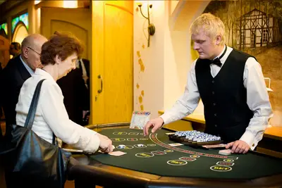 Stół do zabawy w Pokera z obsługą krupiera