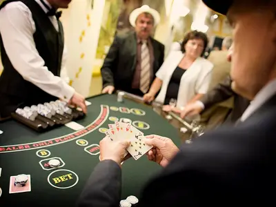 Stół do zabawy w Pokera z obsługą krupiera - Organizacja imprez hotelowych, wynajem atrakcji hotelowych - zdjęcie 2