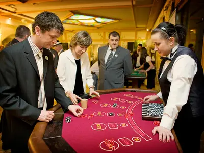 Stół do zabawy w Kości z obsługą krupiera - Organizacja imprez hotelowych, wynajem atrakcji hotelowych