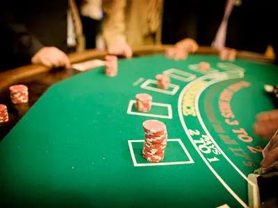 Stół do zabawy w Black Jack’a z obsługą krupiera - Organizacja imprez hotelowych, wynajem atrakcji hotelowych