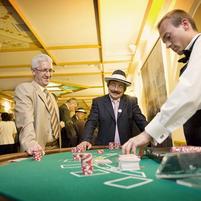 Stół do zabawy w black jack z obsługą krupiera -Zabawa w kasyno, kasynowy najem Stół do zabawy w black jack z obsługą krupiera -Zabawa w kasyno, kasynowy najem